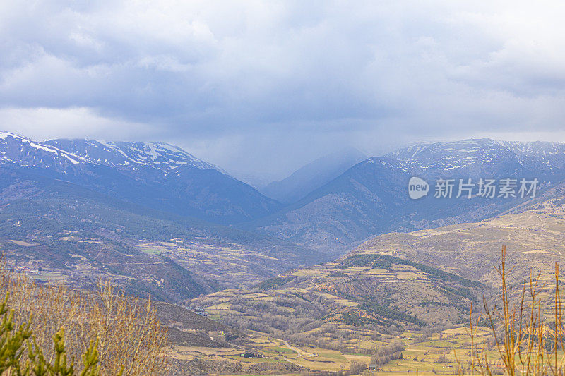 La Cerdanya山上的雨，春天。